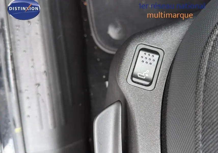 Gros plan sur le bouton de réglage de siège côté conducteur d'une Jeep Renegade noire 2022.