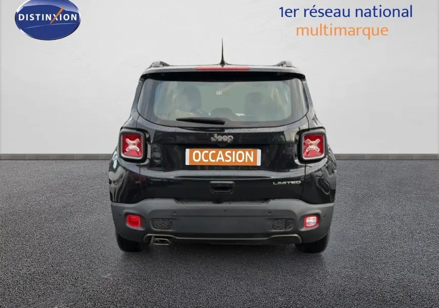 Vue arrière d'un Jeep Renegade noir 2022 version Limited avec feux arrière distinctifs en forme de X.