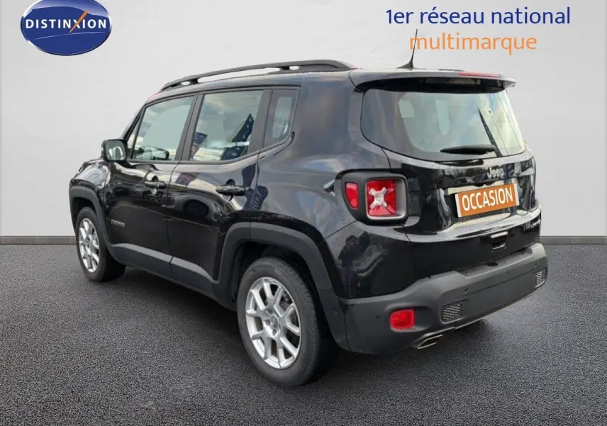 Jeep Renegade noir vu en 3/4 arrière côté gauche, avec feux arrière caractéristiques et jantes argentées.
