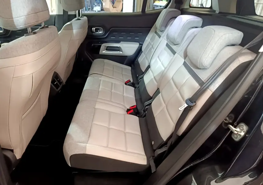 Vue intérieure côté droit des sièges arrière gris clair et tissu du Citroën C5 Aircross Hybrid 225 ë-EAT8 Shine noir 2021.