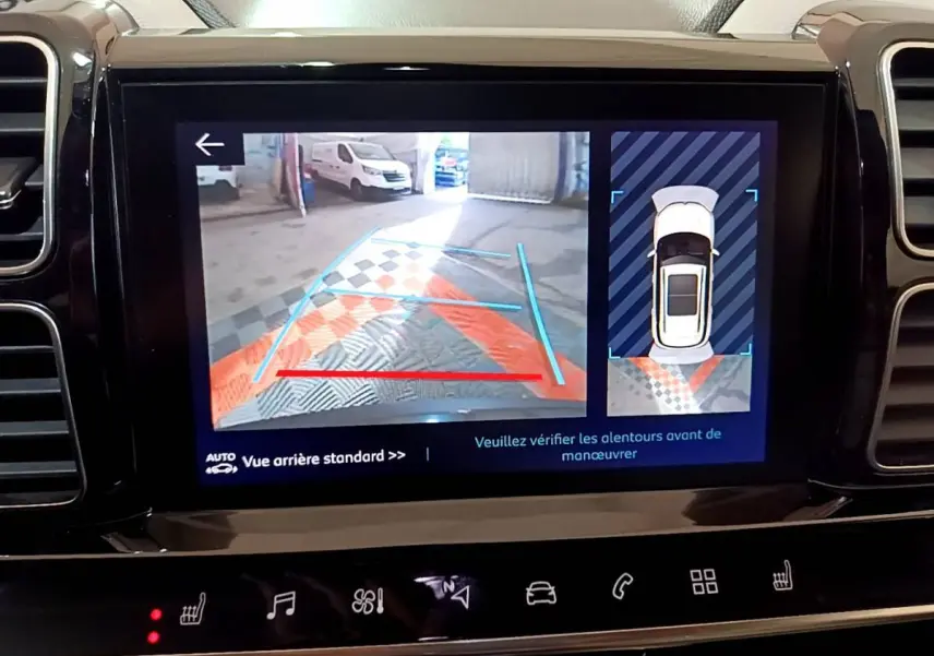 Écran tactile intérieur montrant la caméra de recul et l'affichage de stationnement du Citroën C5 Aircross noir.