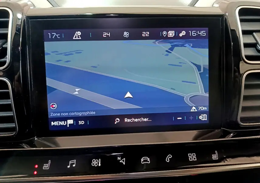 Écran tactile du système de navigation du tableau de bord du Citroën C5 Aircross Hybrid 225 noir, vue intérieure frontale.