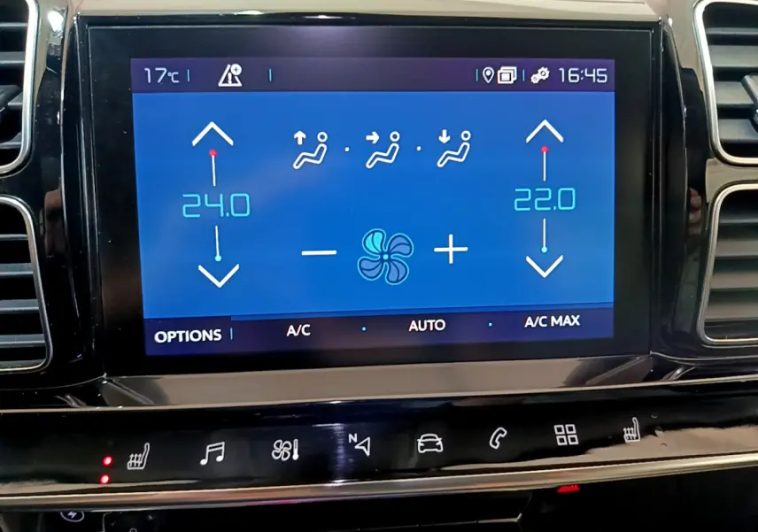 Écran tactile central de la climatisation du Citroën C5 Aircross Hybrid 225 ë-EAT8 Shine noir, vue rapprochée intérieure.