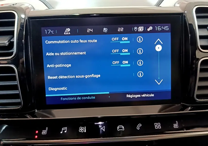 Écran tactile central du tableau de bord du Citroën C5 Aircross Hybrid 225 ë-EAT8 Shine affichant les réglages de conduite.
