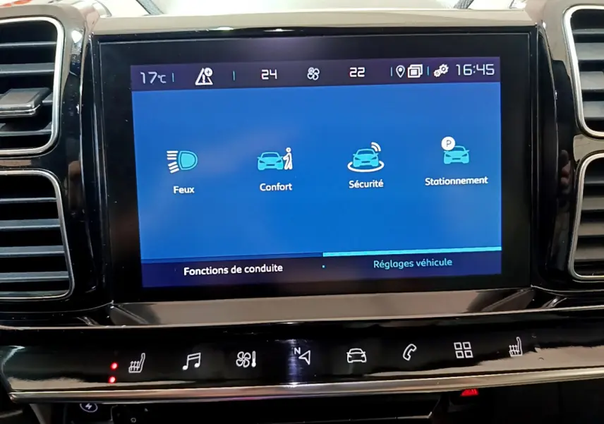 Écran tactile central du tableau de bord du Citroën C5 Aircross Hybrid 225 noir, affichant les fonctions de conduite.