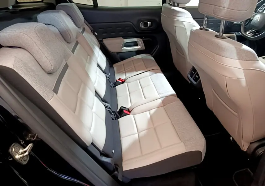 Vue intérieure arrière côté gauche des sièges bicolores gris clair et beige du Citroën C5 Aircross Hybrid 225 ë-EAT8 Shine 2021.