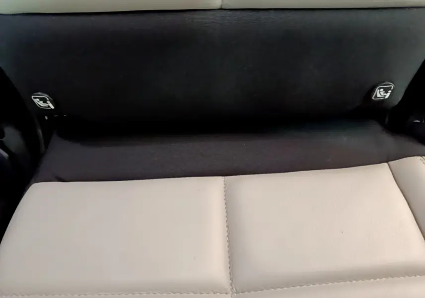 Détail des sièges arrière en cuir beige et noir du Citroën C5 Aircross Hybrid 225 ë-EAT8 Shine 2021.