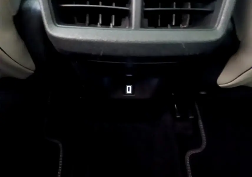 Prise USB arrière éclairée sous la console centrale du Citroën C5 Aircross Hybrid 225 ë-EAT8 Shine noir, vue intérieure basse.