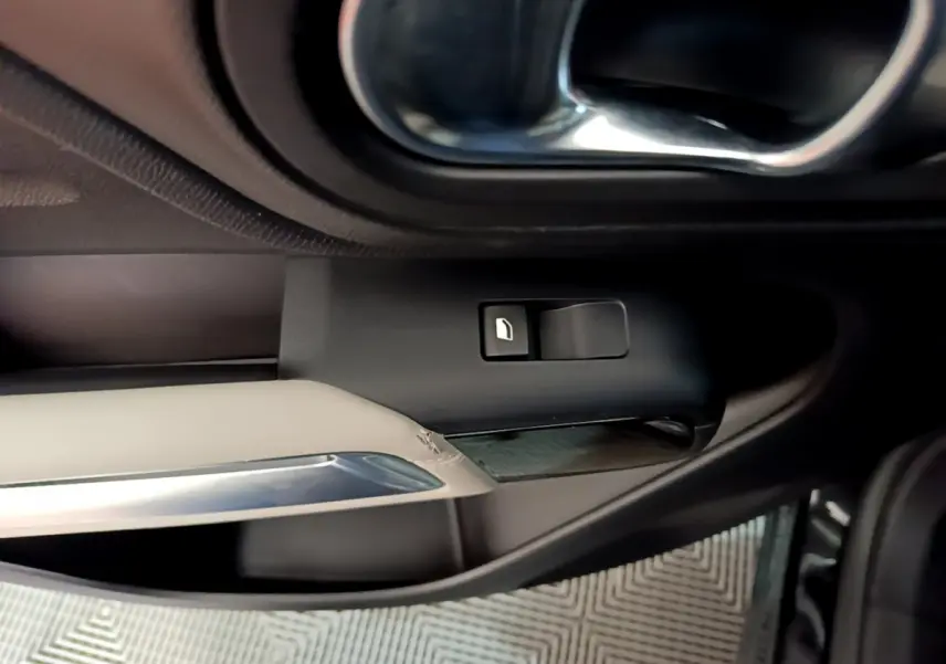 Détail de la poignée intérieure et bouton de lève-vitre côté gauche du Citroën C5 Aircross Hybrid noir 2021.