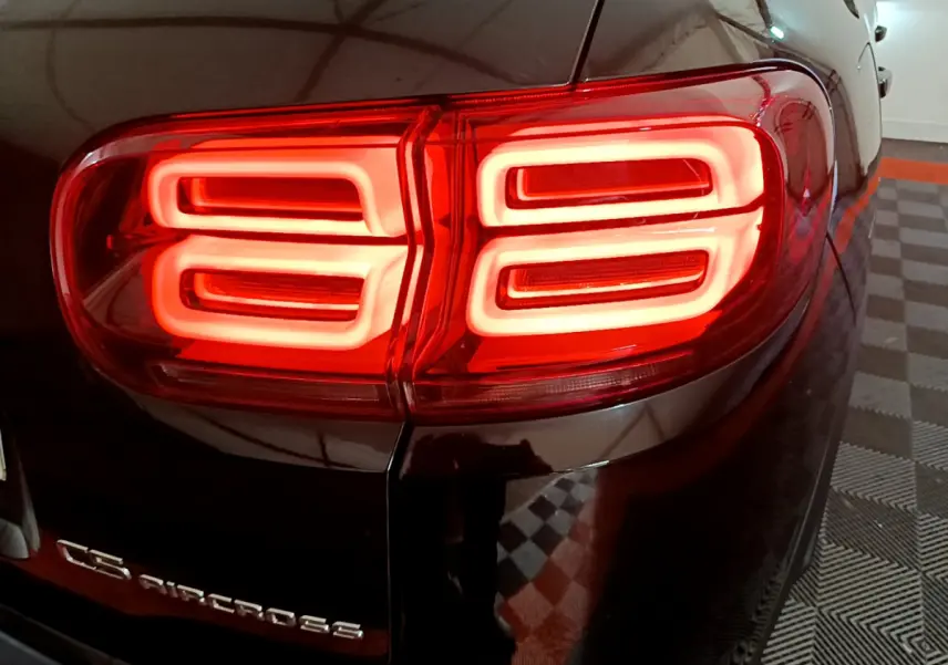 Feu arrière droit allumé du Citroën C5 Aircross noir, mettant en valeur son design lumineux distinctif.