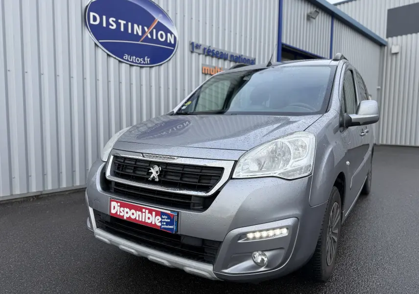 Vue 3/4 avant droit d'un Peugeot Partner Tepee gris 2018 avec feux LED diurnes et plaque "Disponible" visible.