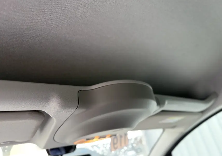Gros plan sur le plafonnier gris clair intérieur du Peugeot Partner Tepee 2018, vue depuis le siège avant droit.