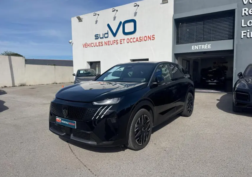 Peugeot 3008 Hybrid noir vue 3/4 avant droit, jantes alliage 19 pouces, devant concession sud VO.