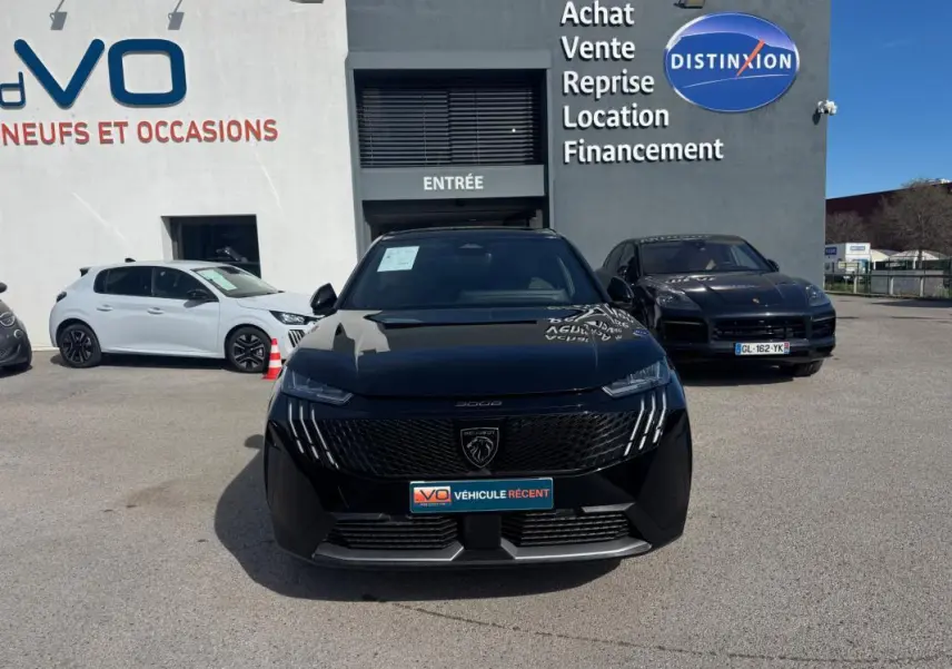 Vue avant d'un Peugeot 3008 Hybrid noir 2025 avec calandre distinctive et jantes alliage 19 pouces.