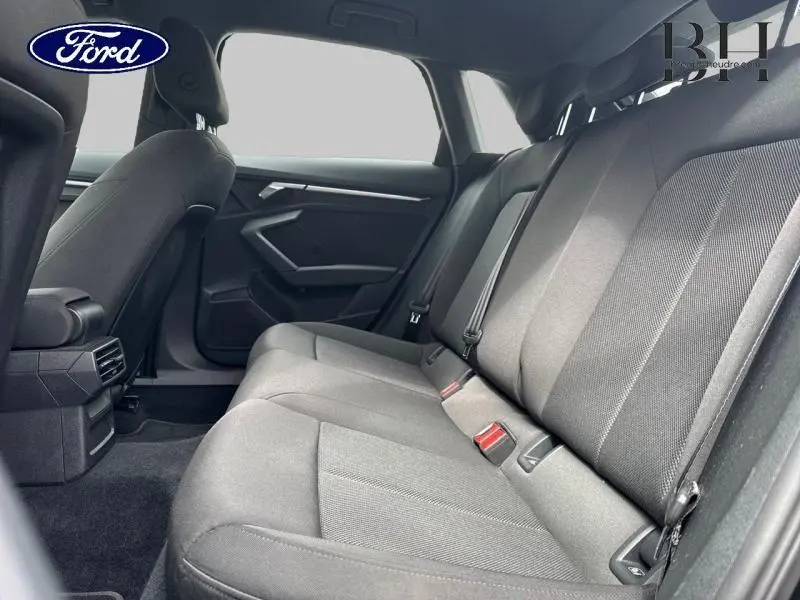 Vue intérieure de la banquette arrière en tissu noir de l'Audi A3 Sportback 35 TDI, côté droit.