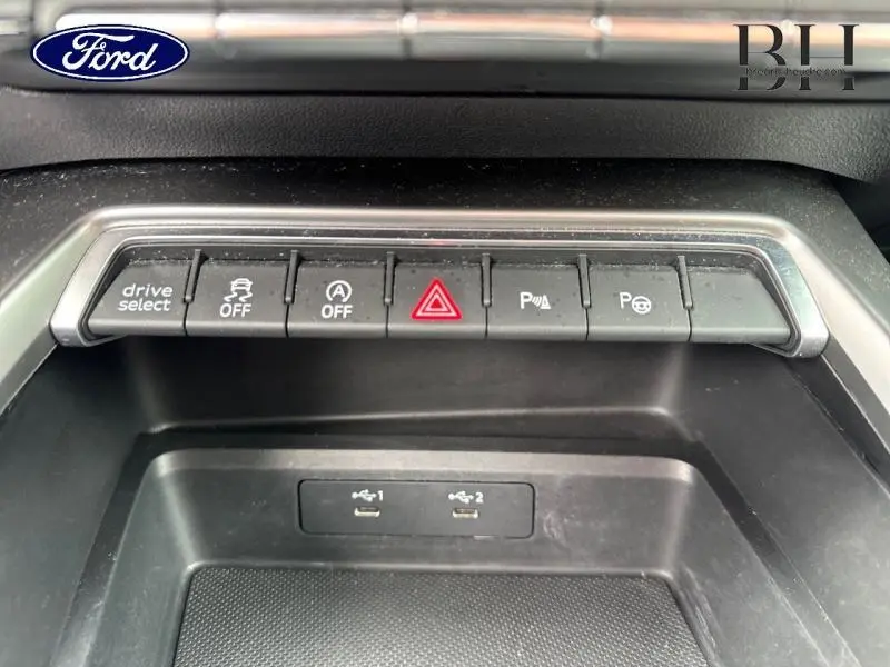 Vue rapprochée du tableau de bord avec les boutons de commande et deux ports USB d'une Audi A3 Sportback noir Mythic métallisé.