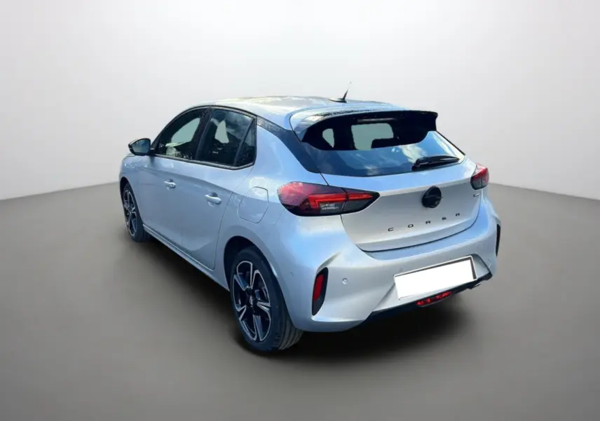 Vue 3/4 arrière gauche d'une Opel Corsa Hybrid 110 e-DCT6 gris kristall avec jantes alliage 17 pouces.