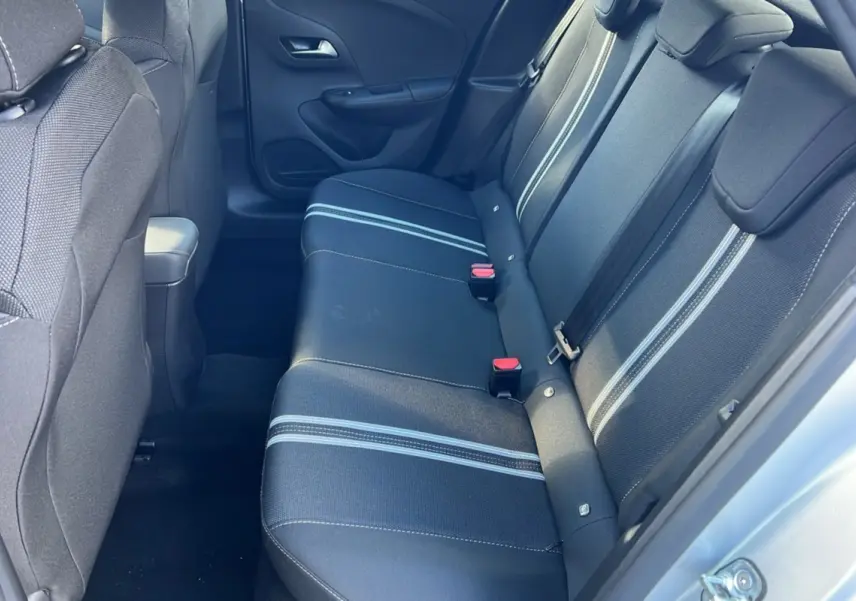 Vue côté droit de la banquette arrière noire avec bandes grises de l’Opel Corsa Hybrid 2026, intérieur spacieux et moderne.