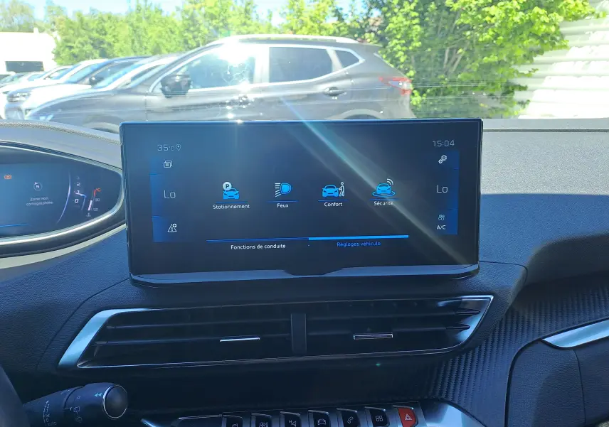 Vue intérieure du tableau de bord du Peugeot 3008 blanc nacré, avec écran tactile central affichant les réglages véhicule.