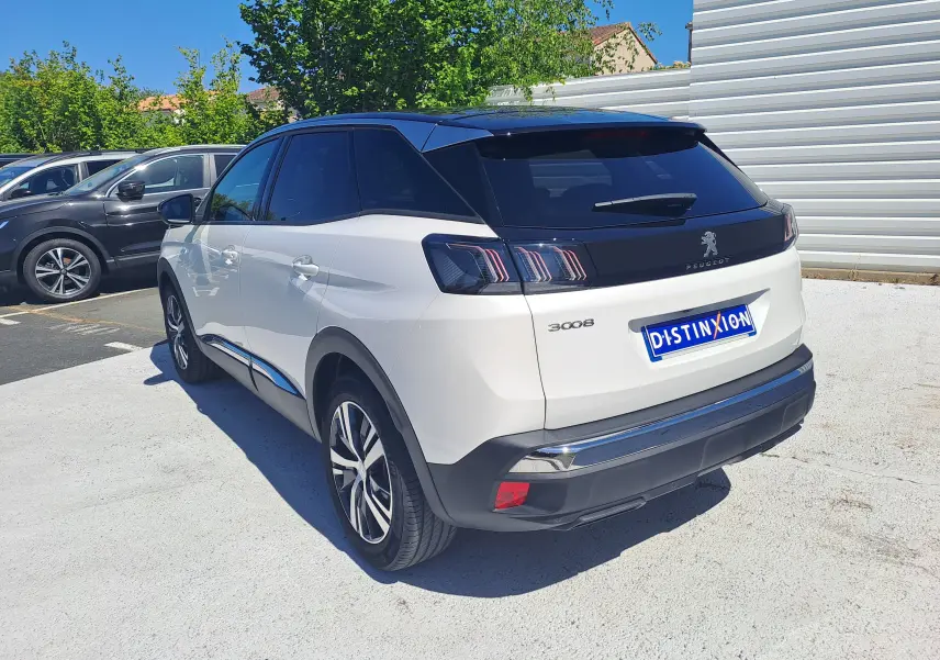 Peugeot 3008 blanc nacré avec toit noir, vue 3/4 arrière droit, feux arrière à effet griffes distinctifs.