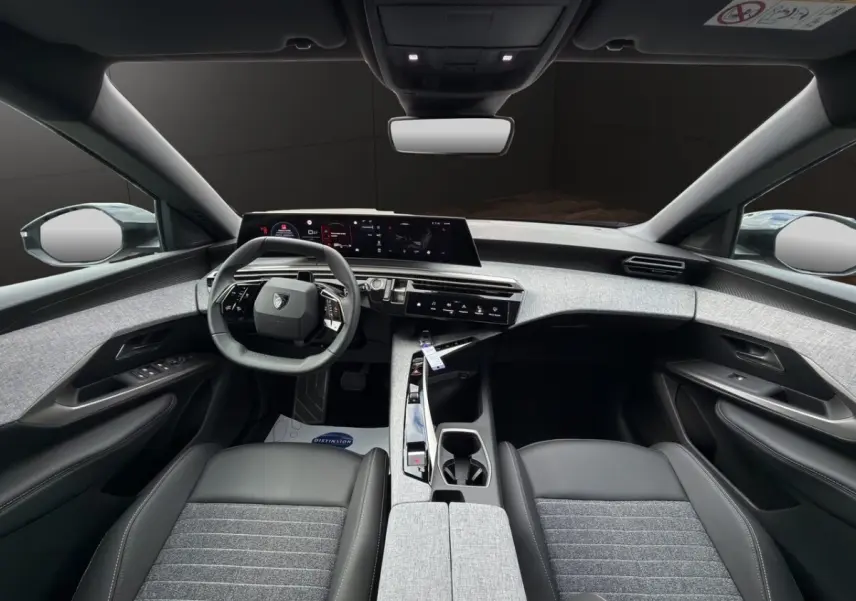 Vue intérieure avant du Peugeot 3008 noir 2026, tableau de bord moderne avec écran tactile panoramique et volant cuir multifonctions.