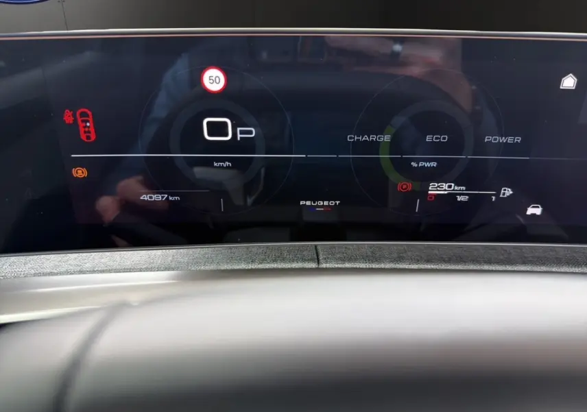 Affichage numérique du combiné d'instruments du Peugeot 3008 hybride, vue frontale centrée sur le tableau de bord.