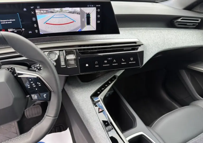 Vue intérieure côté conducteur du Peugeot 3008 2026, montrant le volant cuir et l'écran tactile avec caméra de recul.