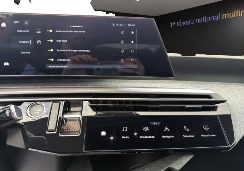 Vue rapprochée du tableau de bord noir du Peugeot 3008 2026 avec écran tactile et commandes digitales.