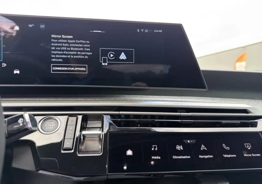 Vue rapprochée du tableau de bord noir du Peugeot 3008 2026 avec écran tactile et commandes modernes.