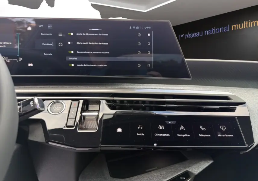 Tableau de bord du Peugeot 3008 1.2 Hybrid 145 Allure, vue intérieure centrée sur l’écran tactile et commandes noires.