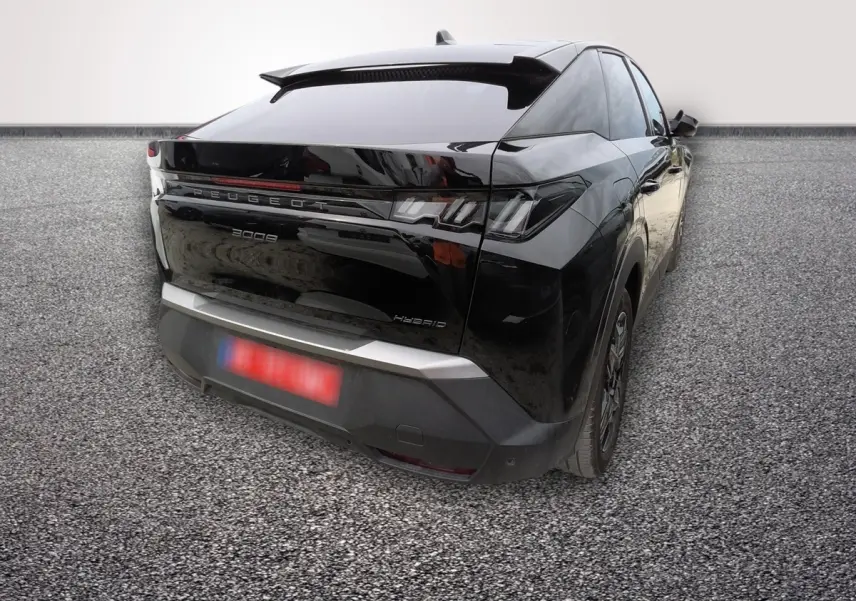 Vue 3/4 arrière droite d’un Peugeot 3008 noir hybride avec jantes 19 pouces et feux arrière LED distinctifs.