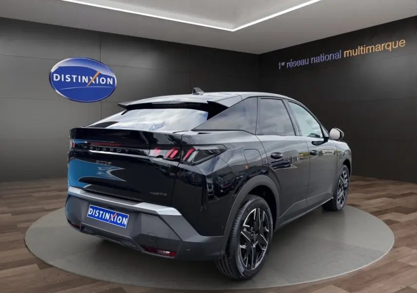 Peugeot 3008 noir vue 3/4 arrière droit, jantes 19 pouces, feux arrière LED, en showroom Distinxion.