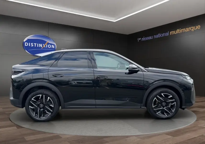 Peugeot 3008 noir vue de profil côté gauche, jantes 19 pouces et toit panoramique en showroom.