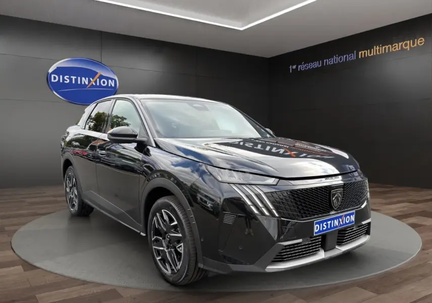 Peugeot 3008 noir en 3/4 avant droit, avec calandre distinctive et jantes 19 pouces, sur podium intérieur.