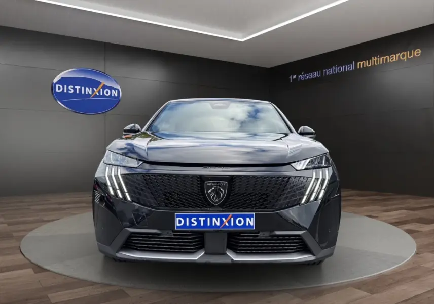 Vue avant d'un Peugeot 3008 noir 2026 avec calandre noire et feux LED distinctifs en griffes.