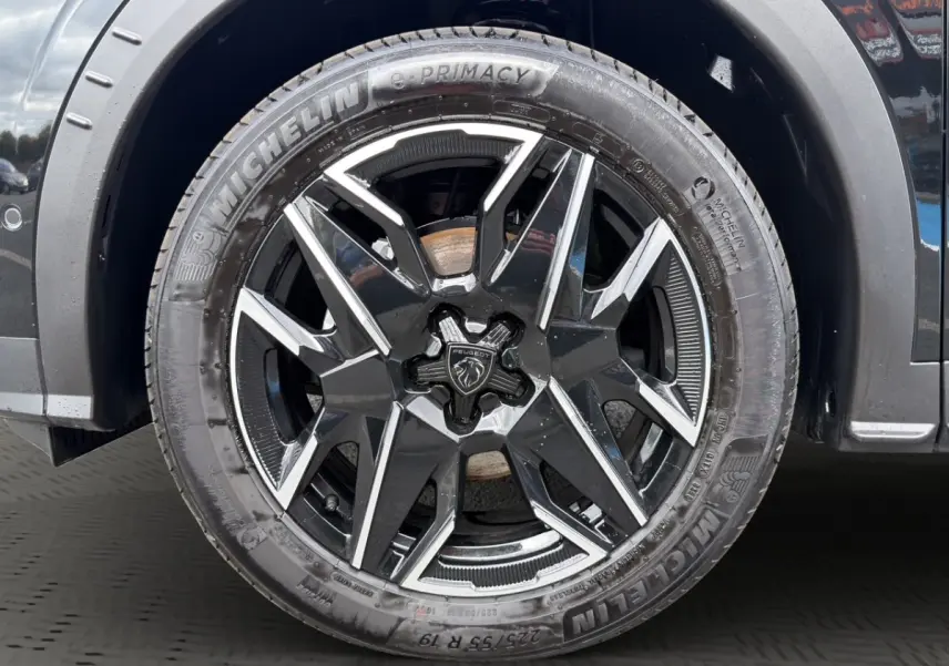 Gros plan sur la jante 19 pouces noire et argentée du Peugeot 3008 1.2 Hybrid 145 Allure, avec pneu Michelin.