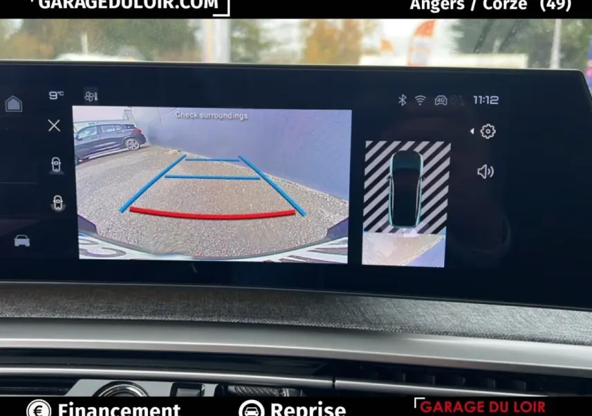 Écran intérieur du Peugeot 5008 hybride 2024 montrant la caméra de recul avec vue arrière et top-down en bleu.