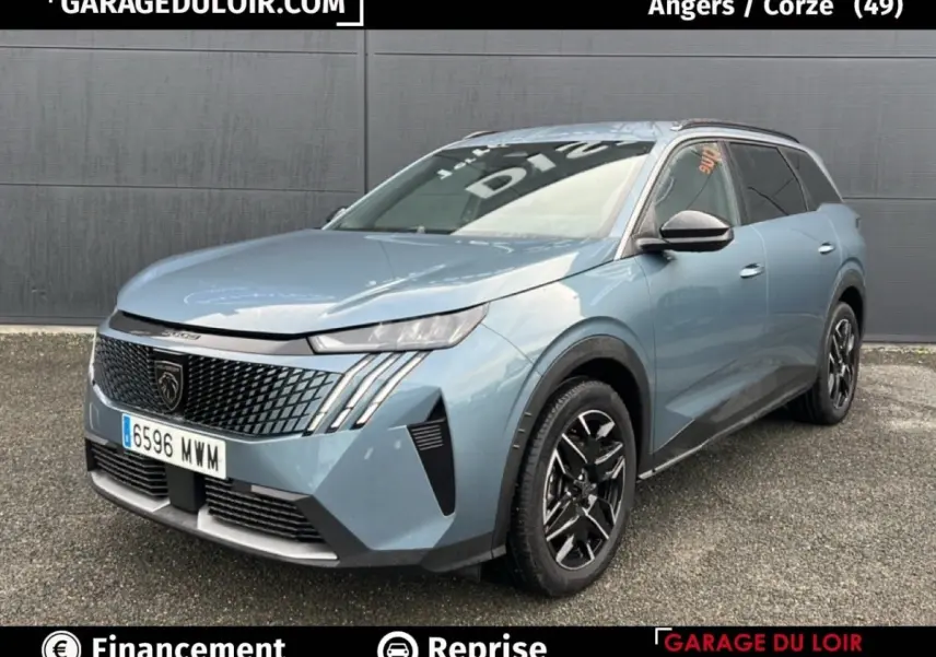 Vue 3/4 avant d’un Peugeot 5008 bleu 2024 hybride essence, avec calandre noire et jantes noires distinctives.