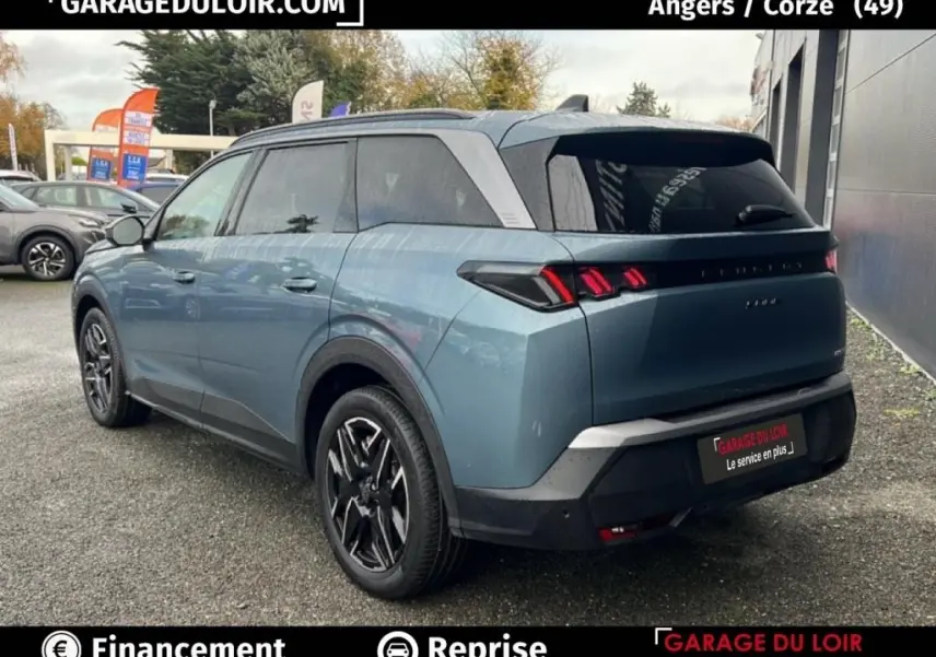 Peugeot 5008 hybride bleu en 3/4 arrière droit, avec feux arrière distinctifs et jantes noires brillantes.
