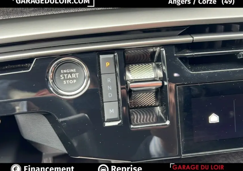 Gros plan sur la console centrale du Peugeot 5008 bleu 2024, montrant le bouton start/stop et la commande de boîte automatique.