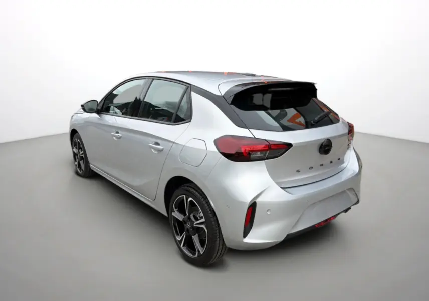 Opel Corsa gris kristall vue 3/4 arrière droit, jantes alu noires et feux arrière LED distinctifs.