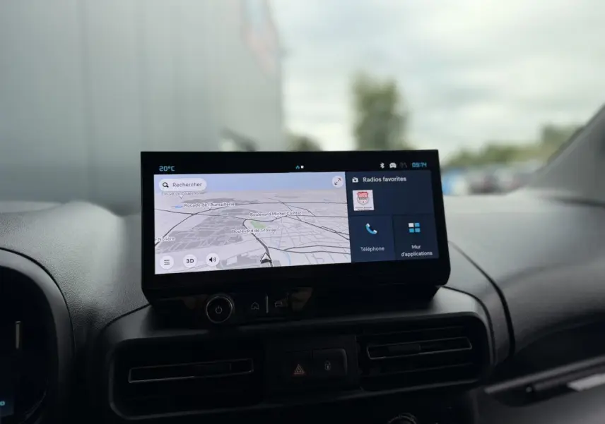 Tablette tactile 10 pouces affichant la navigation dans l'habitacle du Citroën Berlingo blanc, vue de face.