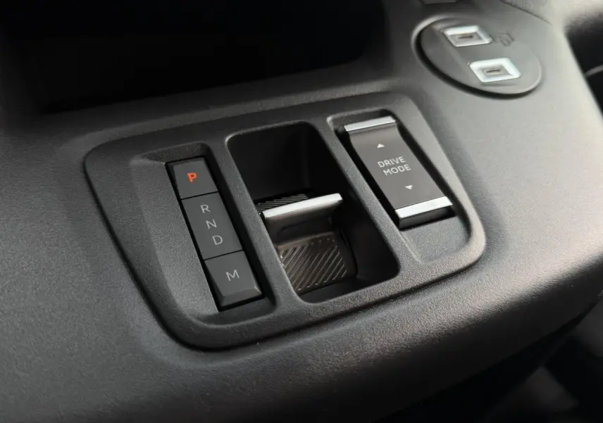 Gros plan sur la console centrale du Citroën Berlingo VAN XL 2026 avec commandes de boîte auto et mode de conduite.