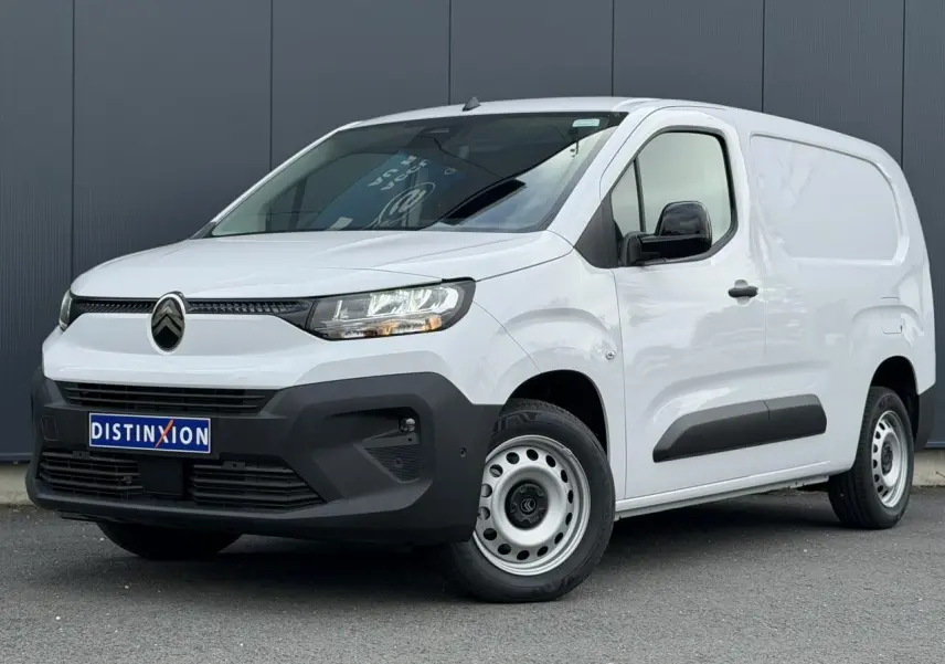 Citroën Berlingo Van XL blanc Icy en 3/4 avant droit, avec boucliers noirs et jantes tôles grises.