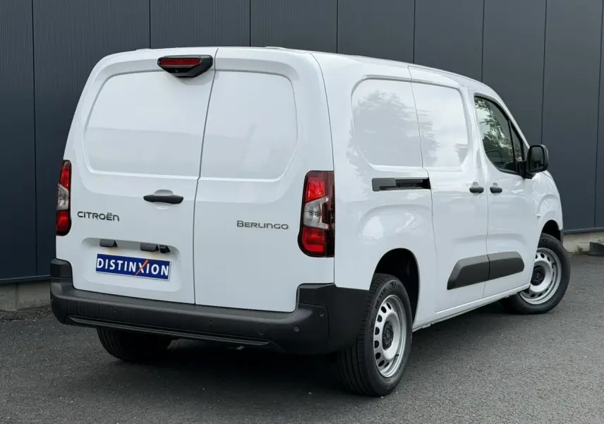 Vue 3/4 arrière droite du Citroën Berlingo Van XL blanc Icy avec portes arrière battantes et porte latérale tôlée.