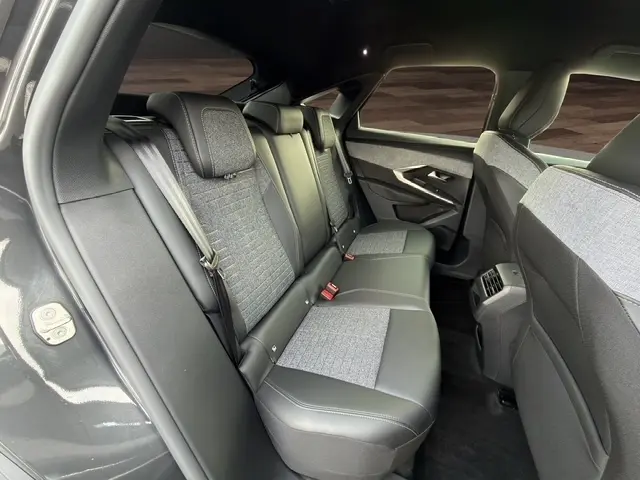 Vue intérieure côté droit des sièges arrière gris clair et noir du Peugeot 3008 1.2 Hybrid 145 Allure 2026 avec finitions tissu et cuir.