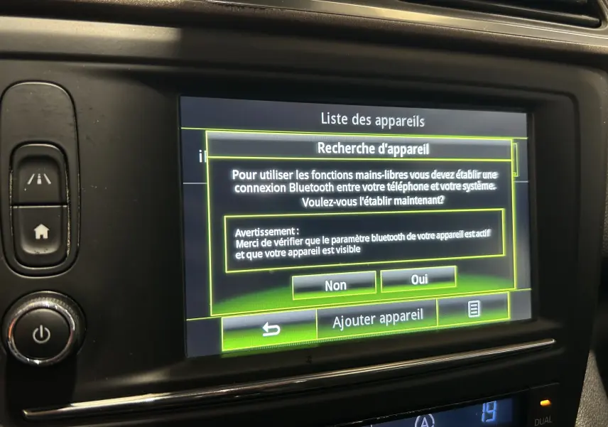 Écran central tactile du Renault Kadjar gris 2015 montrant le menu de recherche Bluetooth pour connecter un appareil.