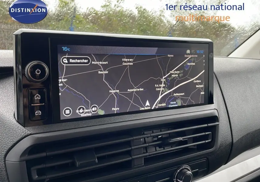 Vue intérieure centrée sur l'écran tactile de navigation du Peugeot Expert Fourgon blanc, version 2025.