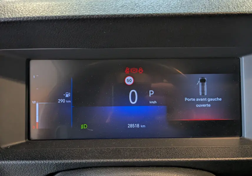 Tableau de bord numérique de l'Opel Vivaro Fourgon blanc 2024 affichant porte avant gauche ouverte et vitesse à 0 km/h.