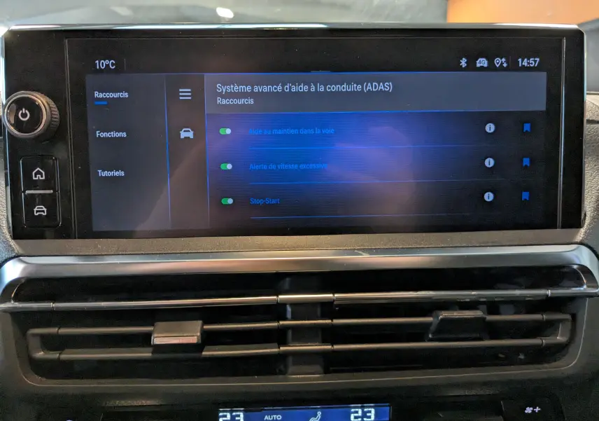 Écran tactile du système d’aide à la conduite dans l’habitacle d’un Opel Vivaro Fourgon blanc, vue intérieure.